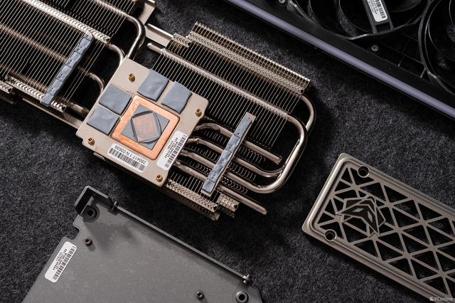 蓝宝石 RX 9060 XT 双版图赏：氮动铁血与极地白骑士的性能美学