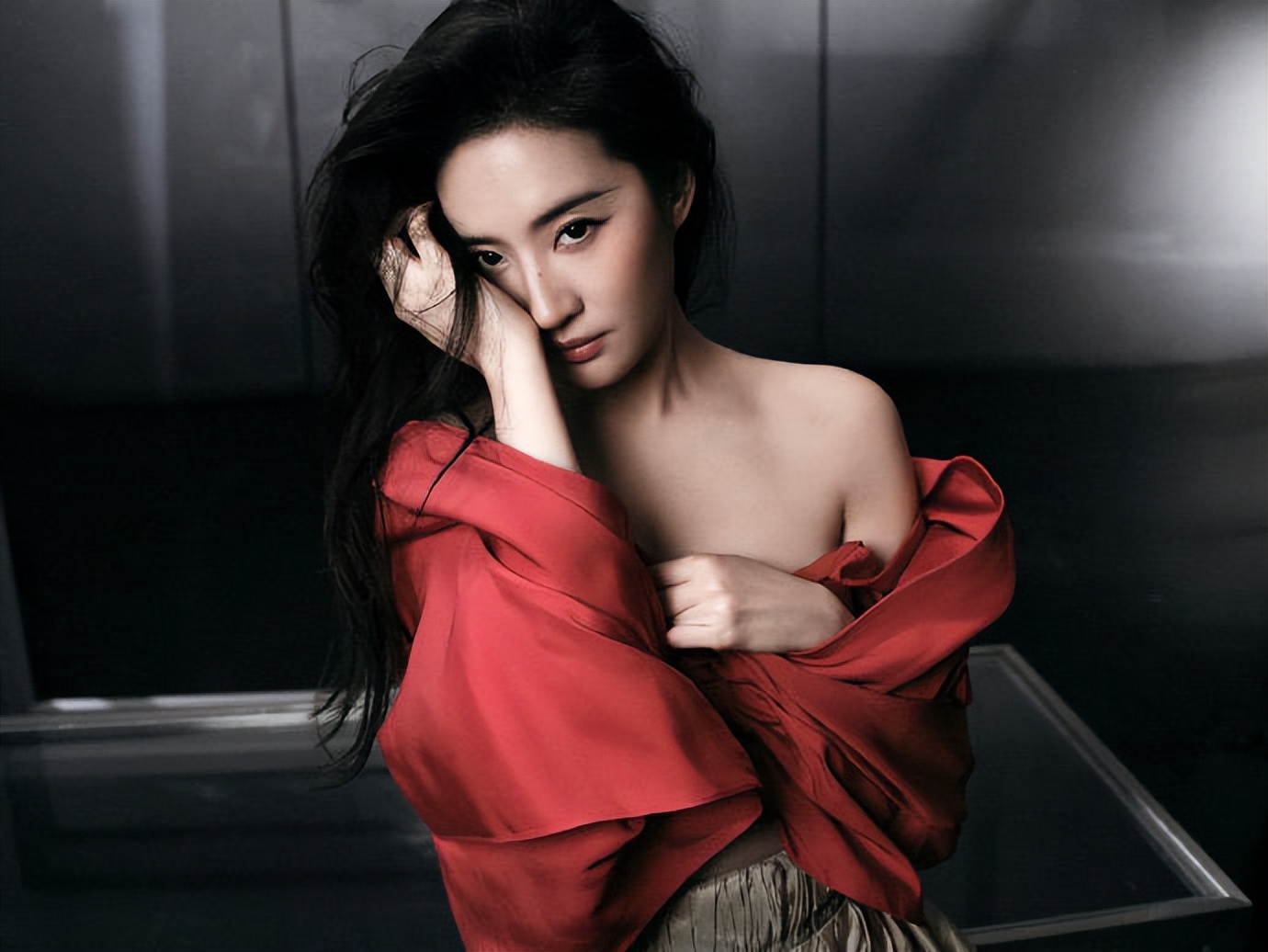 刘亦菲真的绝了!连头发丝都透着精致感,美得无死角。