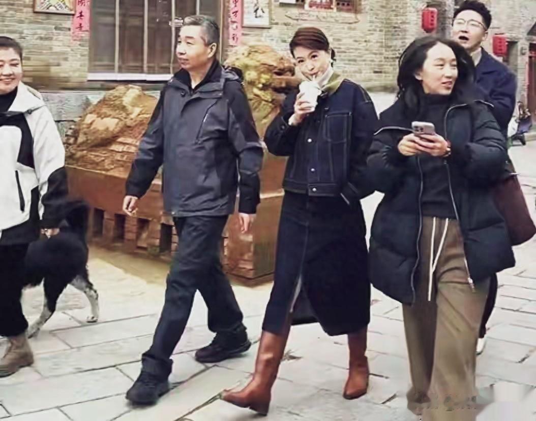 46岁张蕾素颜出街惊呆路人!富豪老公贴身护航,这状态说26我都信