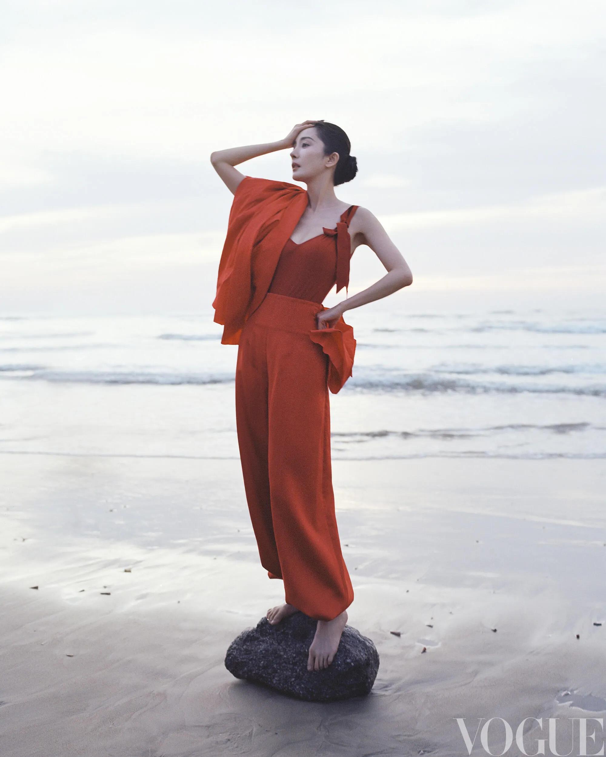 杨幂穿Prada登Vogue开年封面，她在海边骑白马，脖子上挂满红珊瑚
