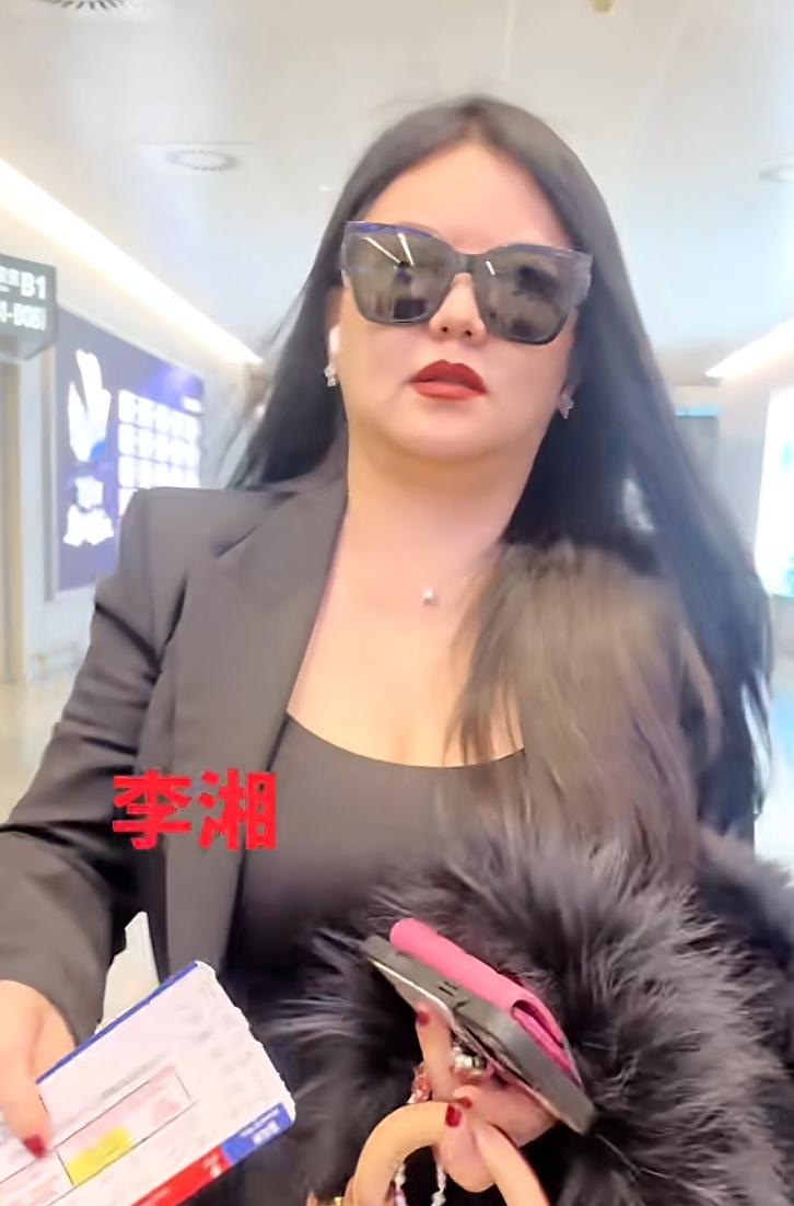 钱再多有啥用！50岁久居英国的李湘，终于为自己的行为付出了代价