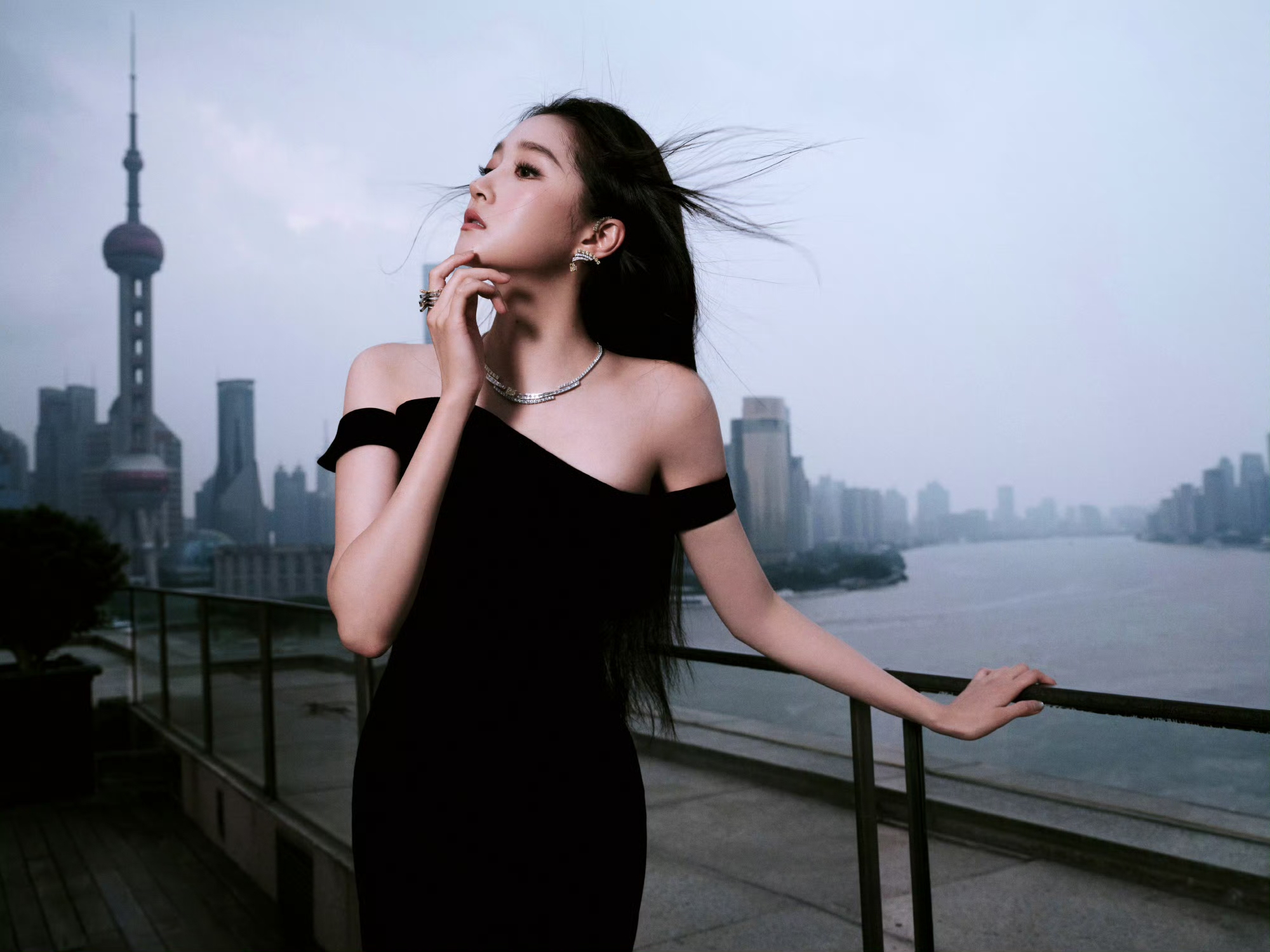 关晓彤 柔美线条勾勒优雅之姿，发丝随风飘动