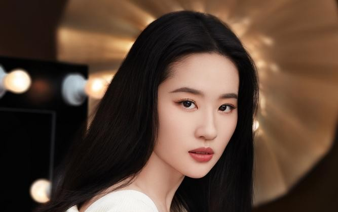 刘亦菲参加活动走红毯,围观男性高喊“太美啦”,被质疑买粉自夸