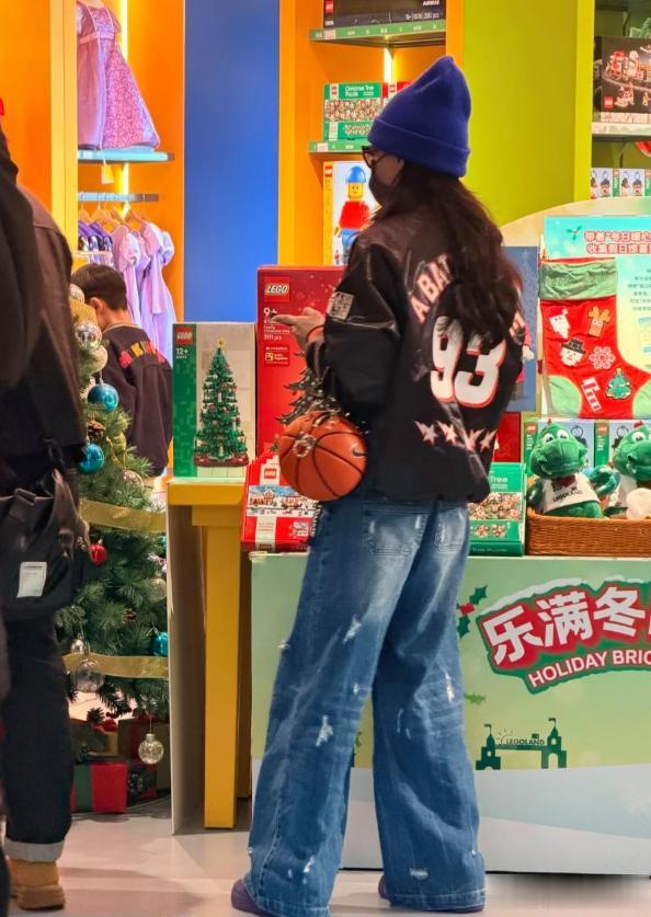 45岁张柏芝现身上海乐高乐园游玩!外表非常年轻,少女感满满!