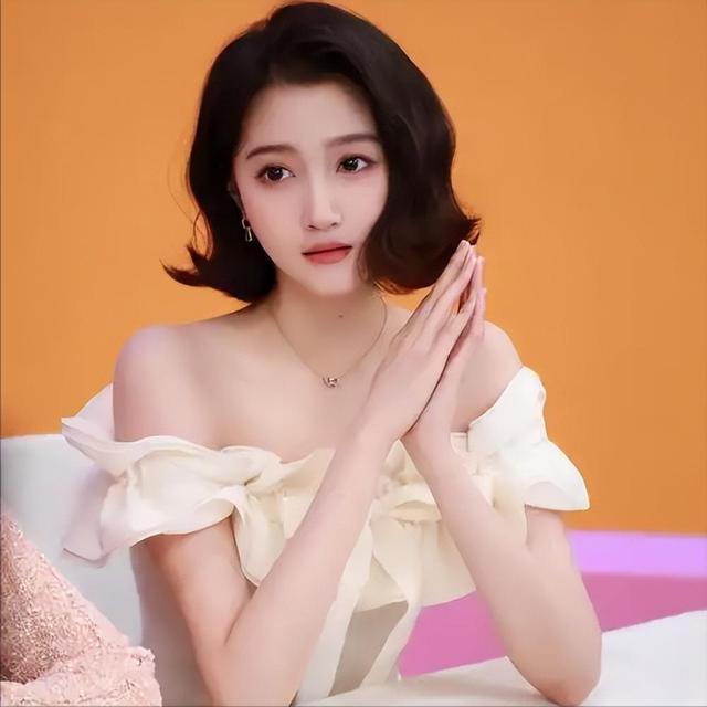 回旋镖正中眉心！鹿晗在演唱会公开摘戒指，撕下关晓彤最后的体面