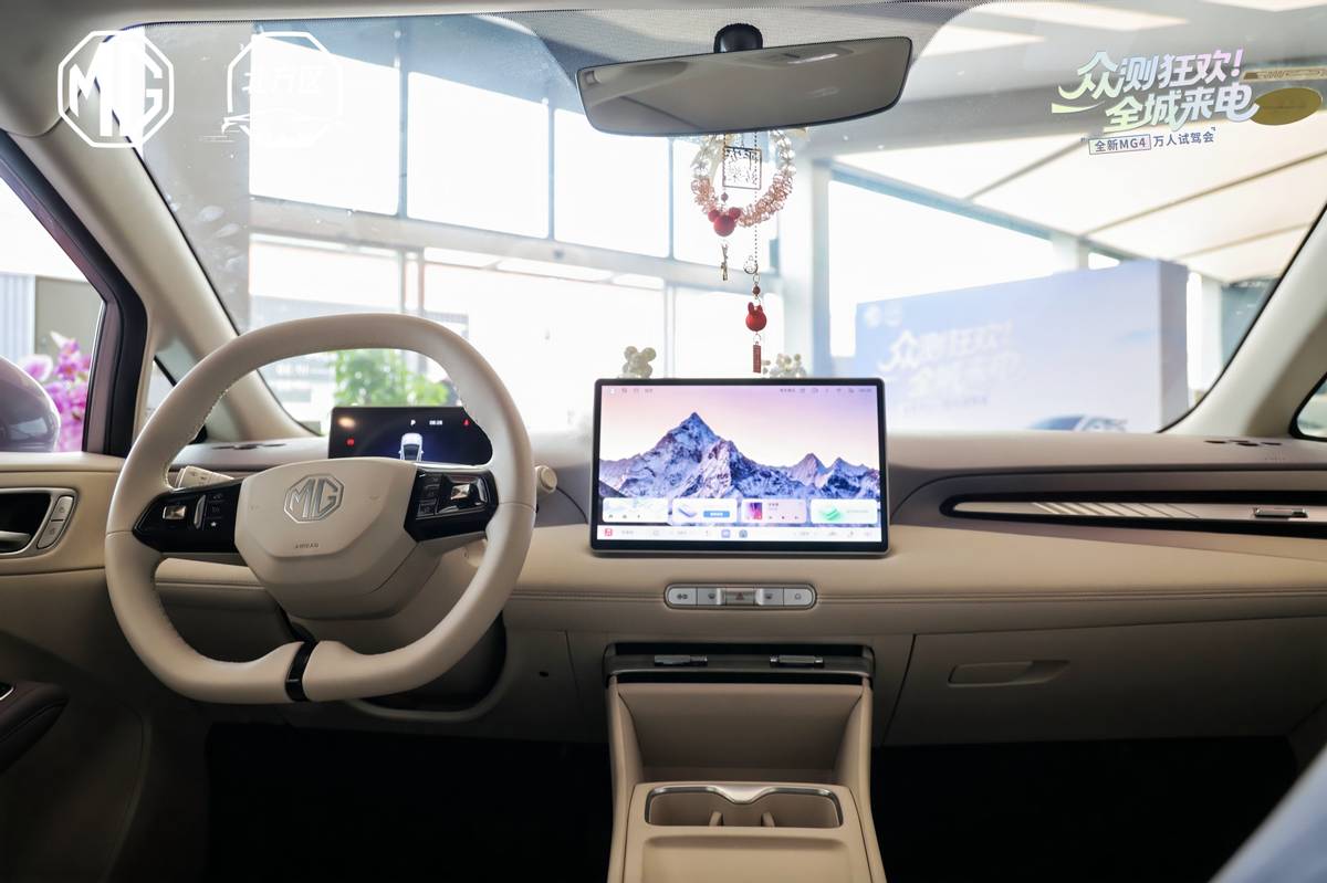 试驾全新MG4：10万级两厢纯电，它让我忘了海豚