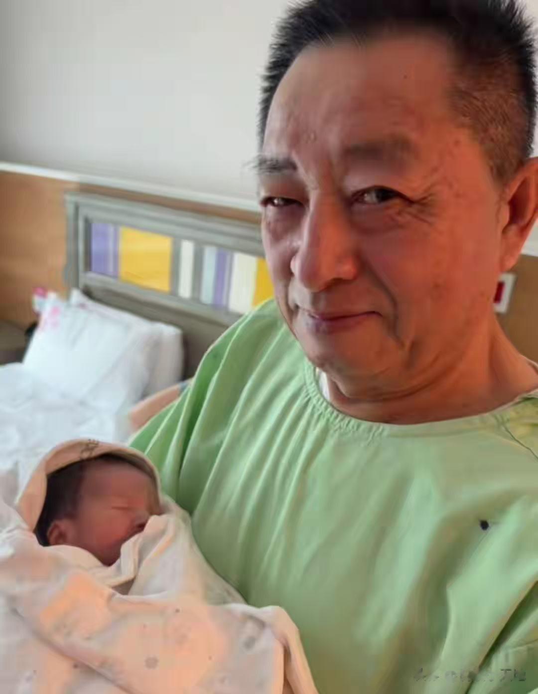 汪小菲晒儿子正脸照！五官好精致，好像汪小菲，汪大爷抱了一夜