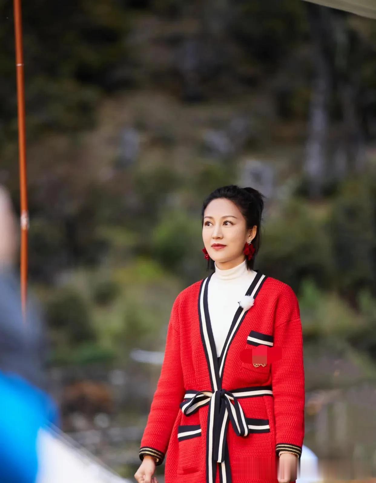 鲍蕾换半扎发真年轻！穿红色针织开衫+小黑裤，美得像换了个人！