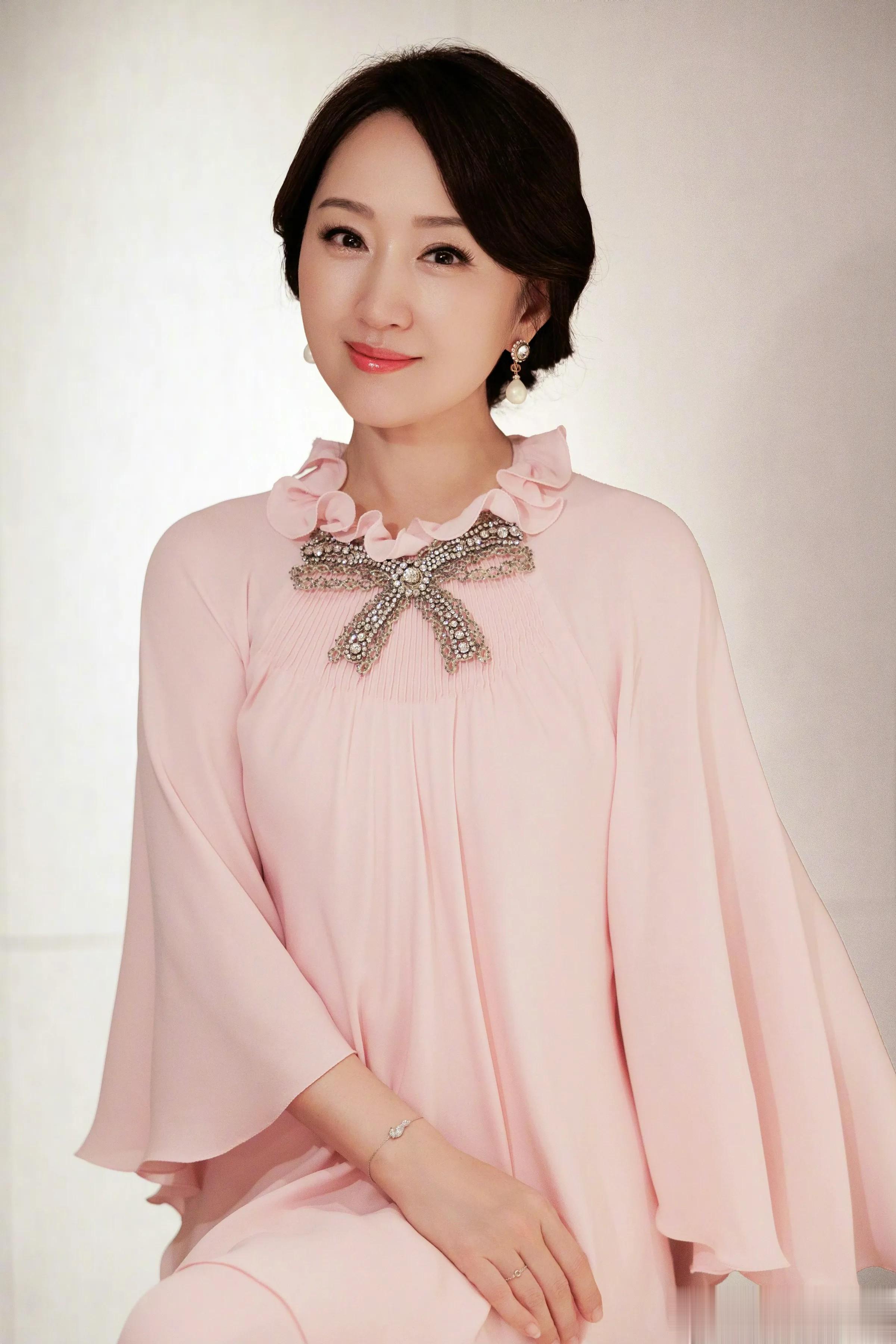 深圳偶遇杨钰莹逛街！54岁嫩得像18岁小姑娘，身穿皮草又白又美丽