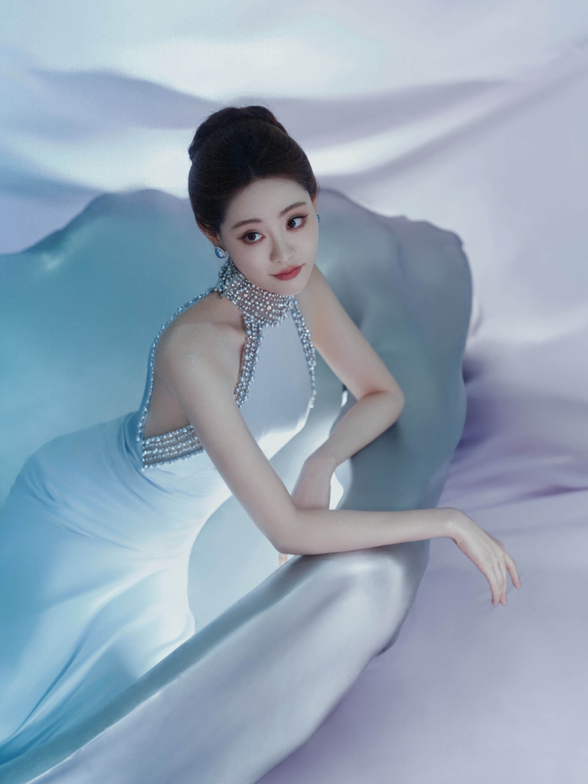 祝绪丹珍珠挂颈浅蓝连衣裙，气质太好了