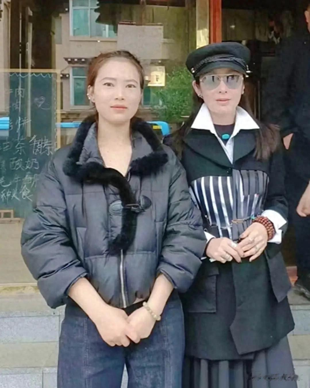 57岁张敏在四川逛街被偶遇，她比以前瘦了好多，脸憔悴了，真老了