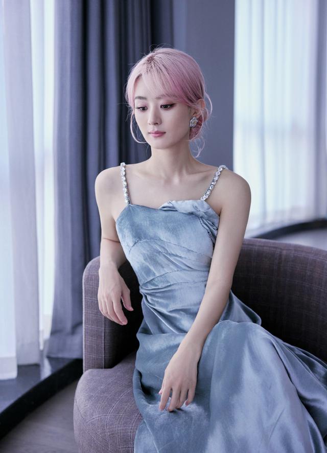 赵丽颖时尚变身：丝绒闪钻裙与优雅长裙，完美展现多元魅力！