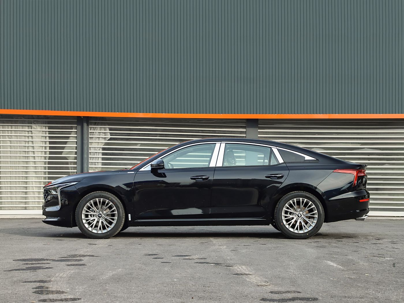 国产版“帕萨特”售价12.38万起!掀背造型配熏黑外观,搭载1.5T