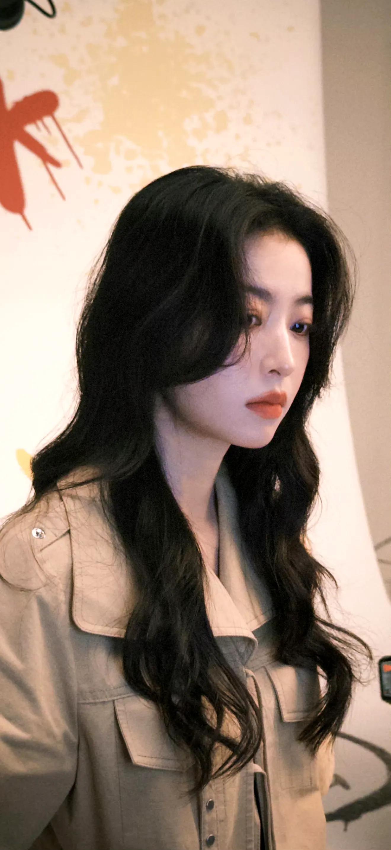 周雨彤松弛感满满壁纸