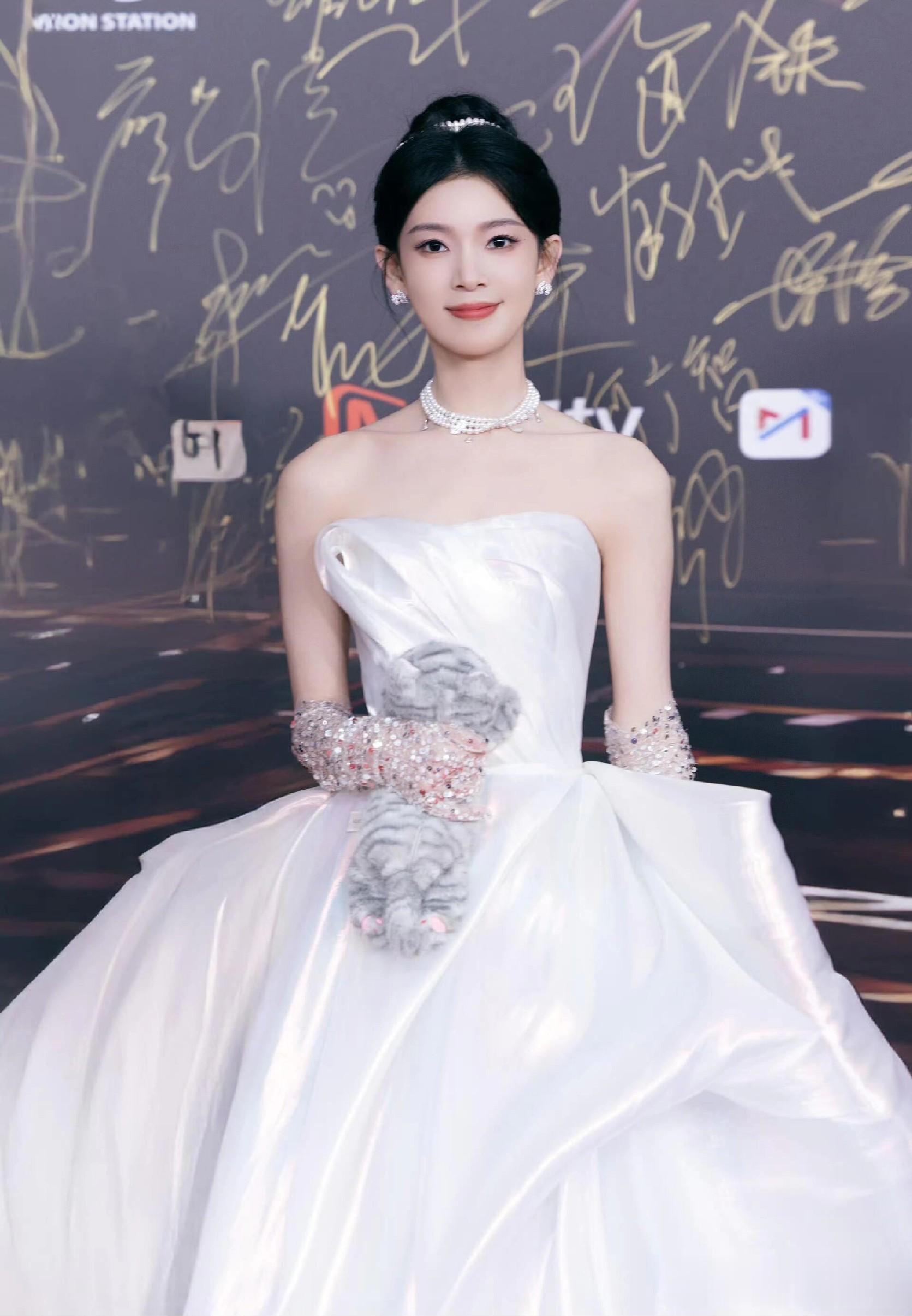 陈瑶亮相微博视界大会红毯，一袭五彩斑斓的白色礼服裙，惊艳全场