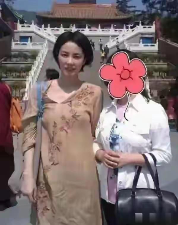王菲在福建寺庙祈福被偶遇，棉麻素衣加持，美成“人间仙子”