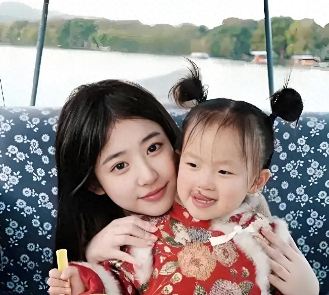 黄一鸣带女儿医院看病,意外暴露女儿名字,网友:王思聪会后悔的