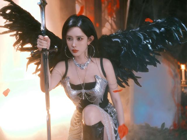 孟子义黑天使，是带着星光翅膀的女神