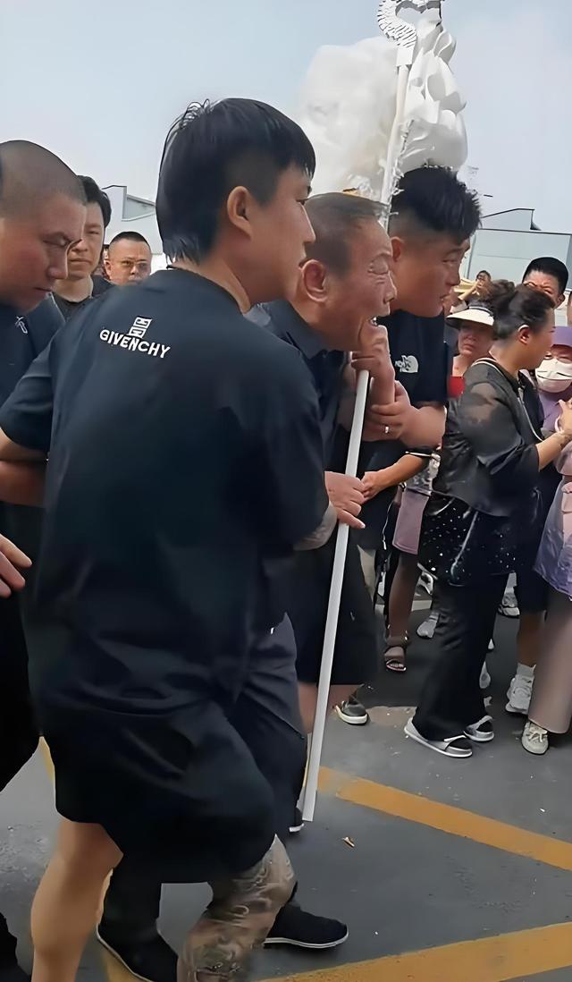 杨少华葬礼场面大！长子摔盆痛哭，长孙手捧遗像，杨议哽咽致词