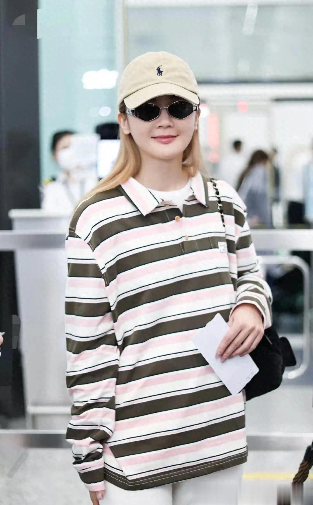 阿Sa蔡卓妍机场私服真会穿！Polo衫+阔腿裤+棒球帽，减龄不止20岁