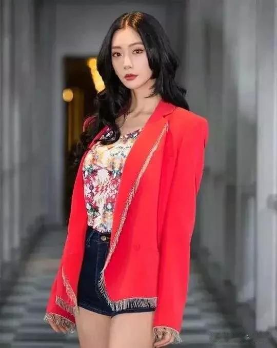 克拉拉怎么胖成这样了，别的明星是笔直的，她是s型的