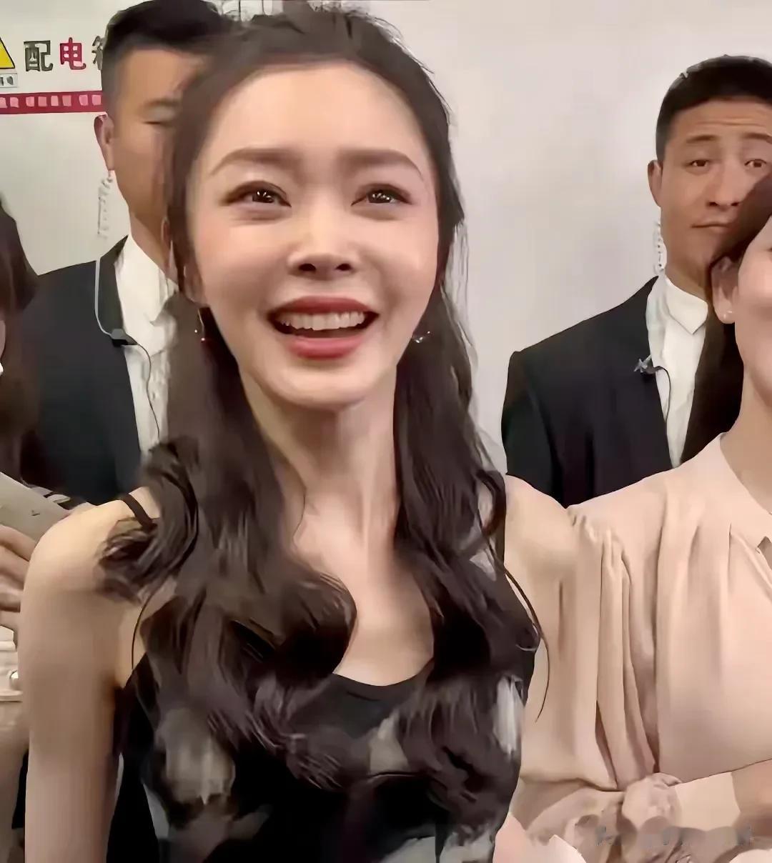 宋轶最大的问题不是太瘦了,实在是很致命,每次笑起来嘴都太大了