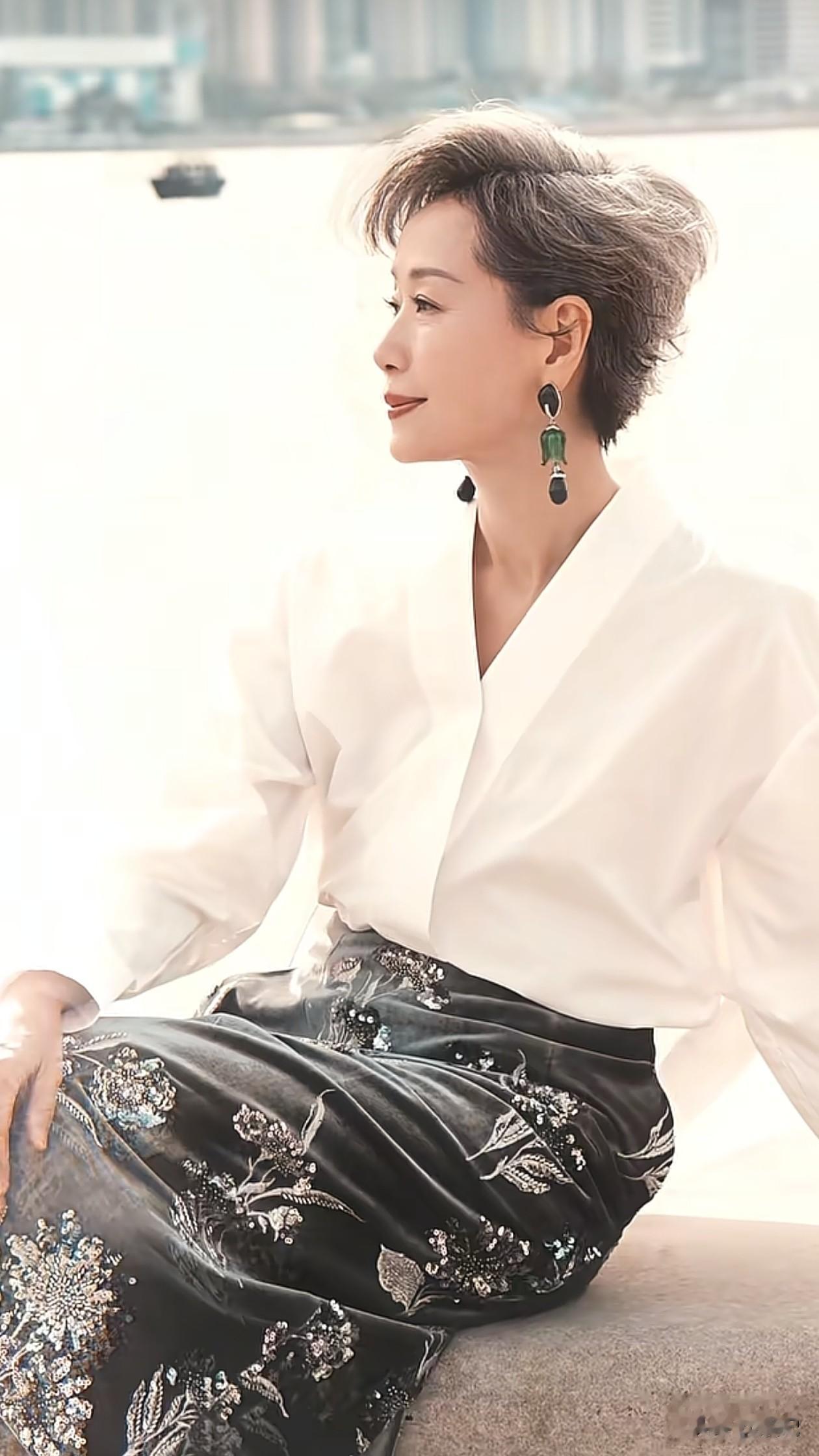 62岁叶童最新穿搭:白衬衫+半身裙,优雅又减龄,状态好得像42岁