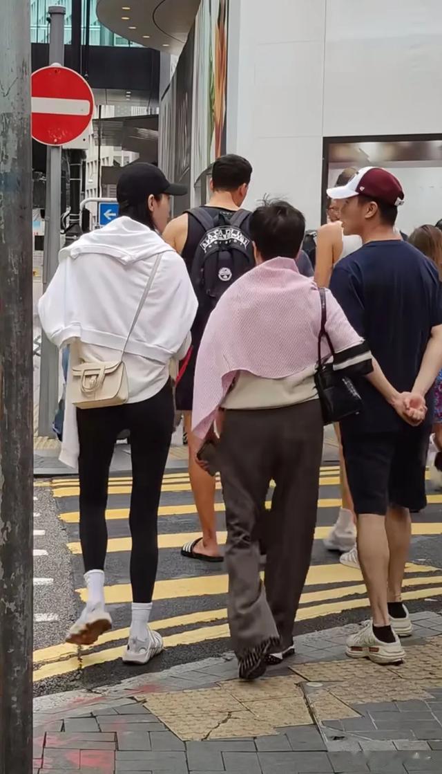 香港中环街头偶遇四太一家,奚梦瑶又高又瘦修长笔直大长腿超抢眼