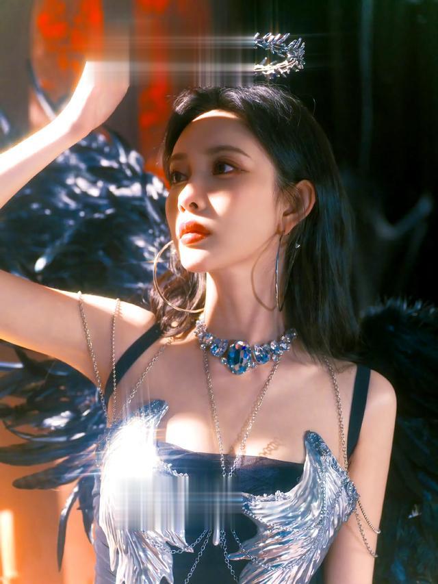 孟子义黑天使，是带着星光翅膀的女神