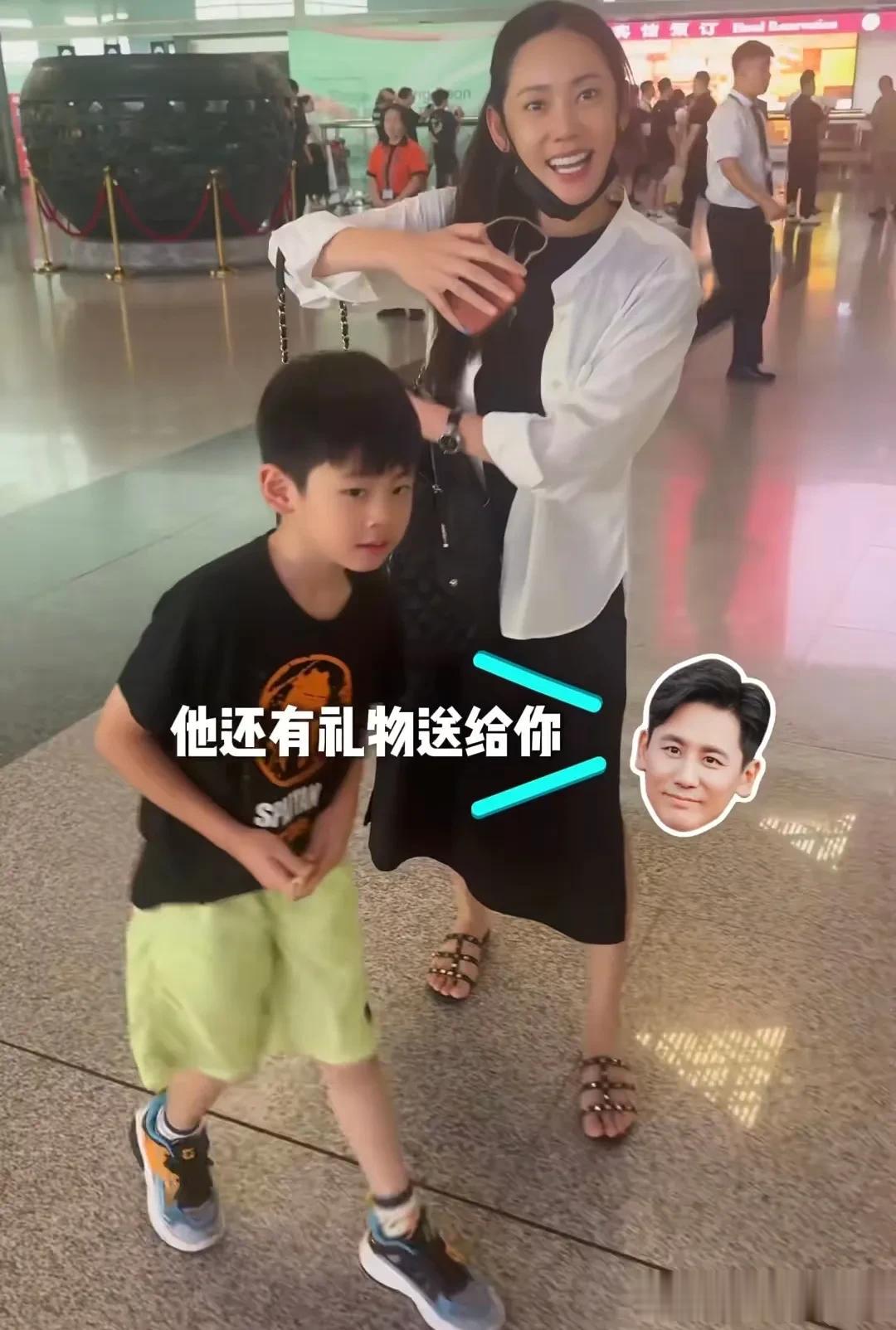 于晓光带儿子接妈妈，秋瓷炫激动搂着孩子亲吻，7岁啪嗒牙长歪了