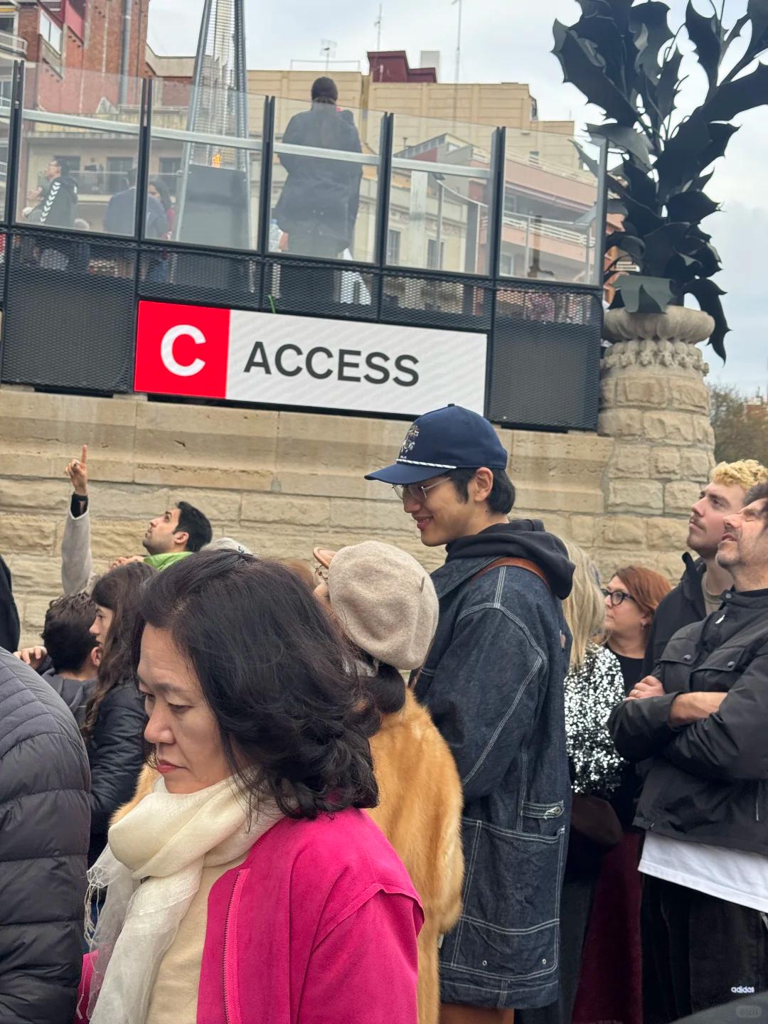 金莎携小男友现身英国，皮草配奶奶帽显老气，孙丞潇看她一脸宠溺