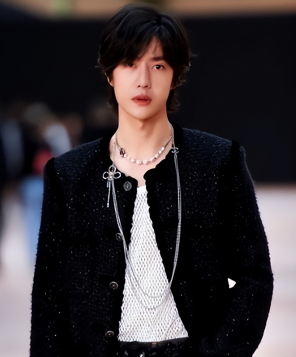 一觉醒来天塌了!王一博到期不续约曝出,撕开了乐华\虚伪\的一面