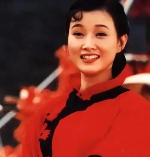 58岁宋祖英罕见露面，短发造型惊艳，皮肤光泽Q弹，岁月不败美人