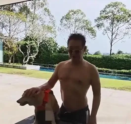 李连杰晒视频：光着上半身游泳，打破做手术传闻！