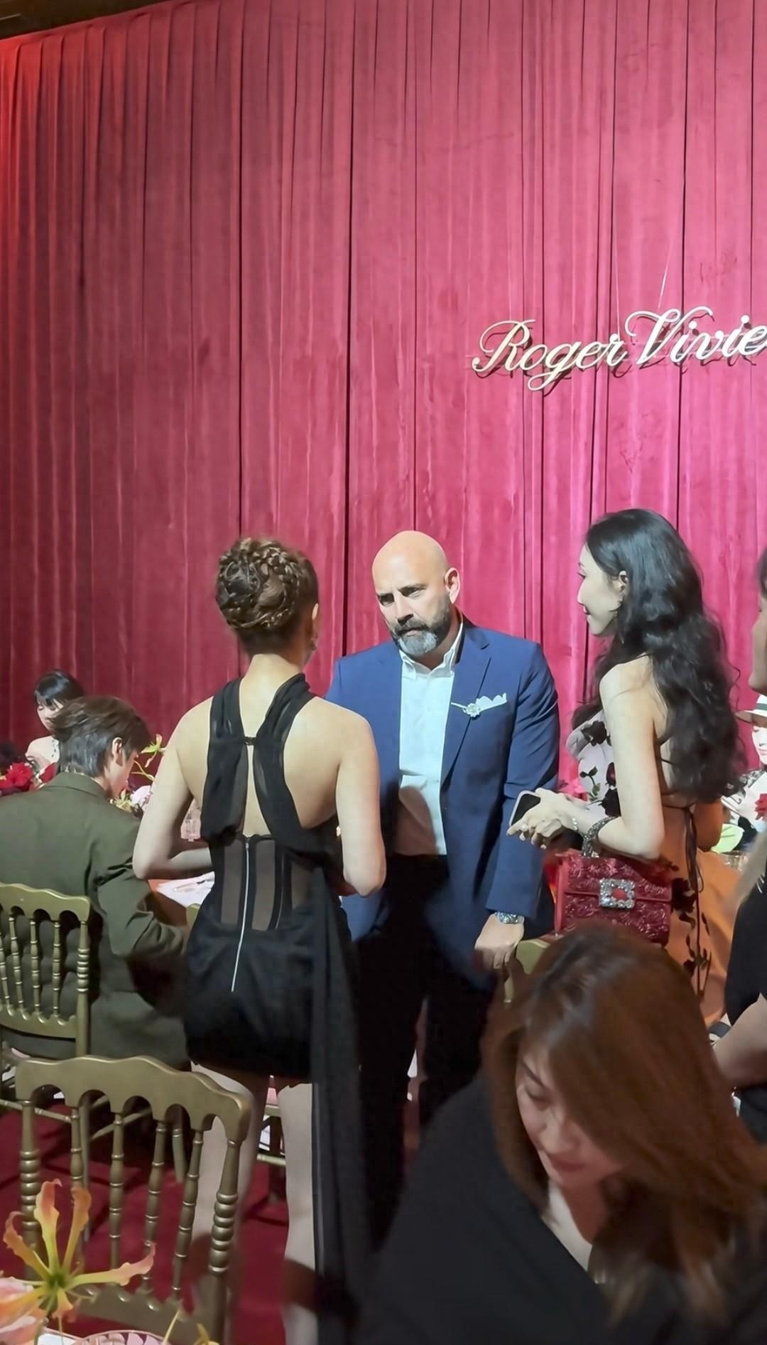 何超莲现身时尚晚宴，穿黑色深v短裙超性感，名媛范十足