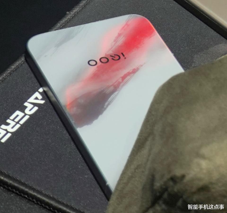 iQOO 15真机被曝光:红白灰配色+顶级配置,游戏党福音