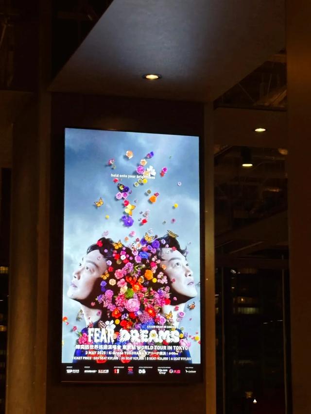 陈奕迅一家三口现身日本，20岁包包青春靓丽，混血男友伴其侧