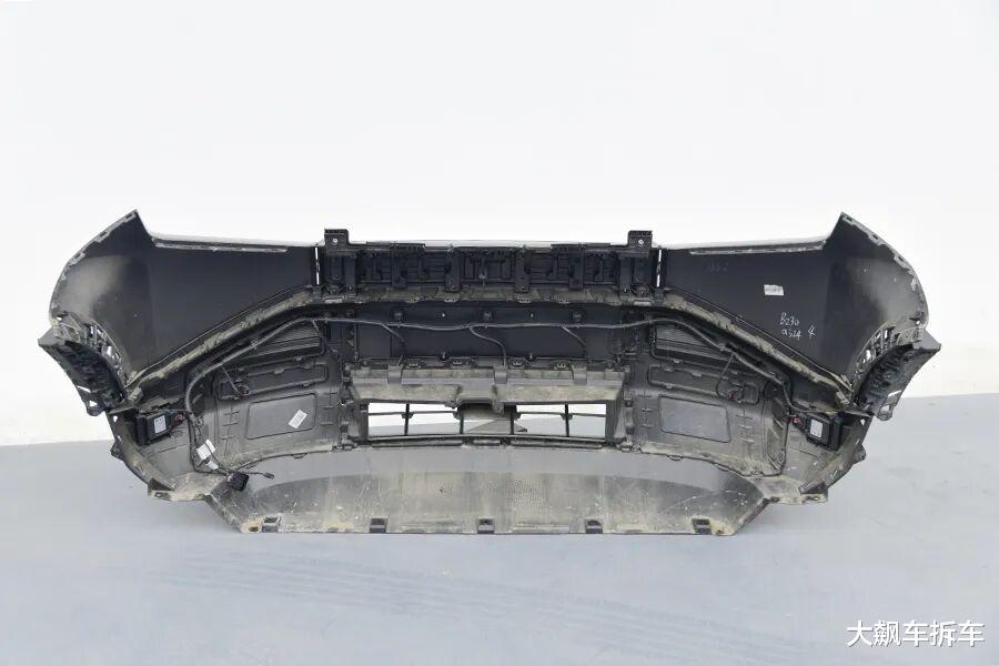 方程豹钛3拆车：前后钢板防撞梁，新能源车里可不多见！