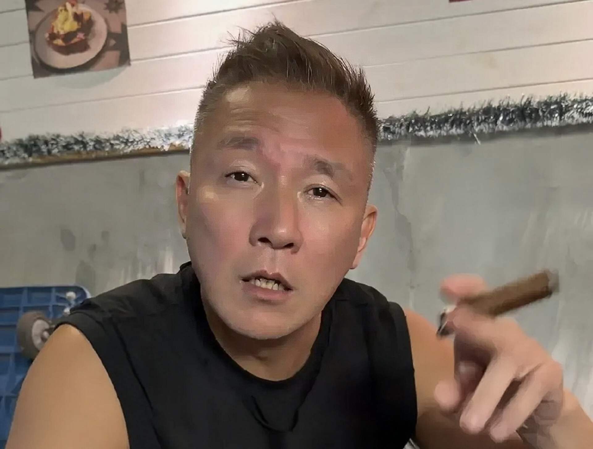 香港知名演员感情状况成谜，和同性好友传绯闻，因得罪高层遭雪藏