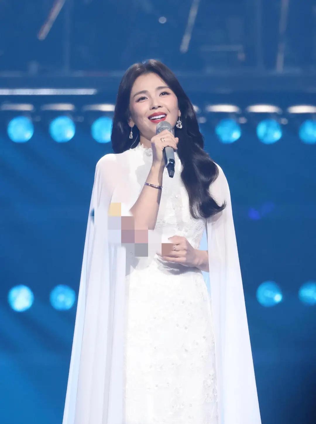 刘涛亮相2025大湾区电影音乐晚会,演唱《想你的365天》