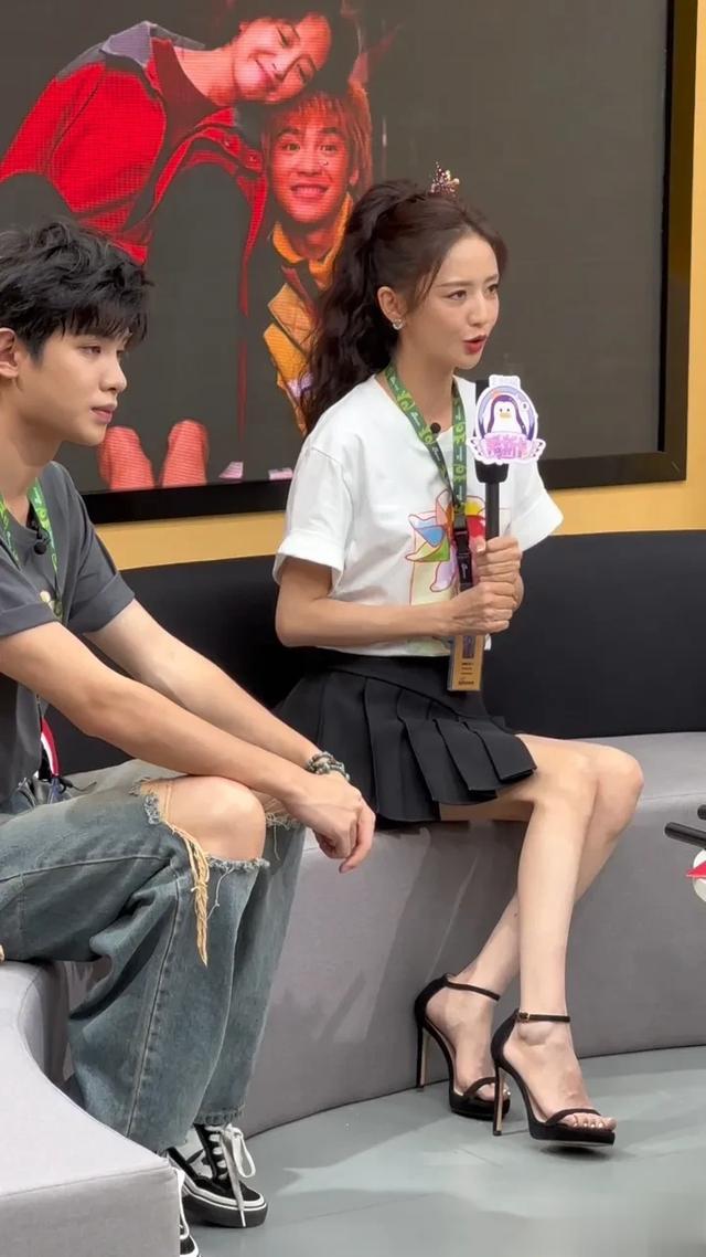 佟丽娅的脚真美像是少女的脚