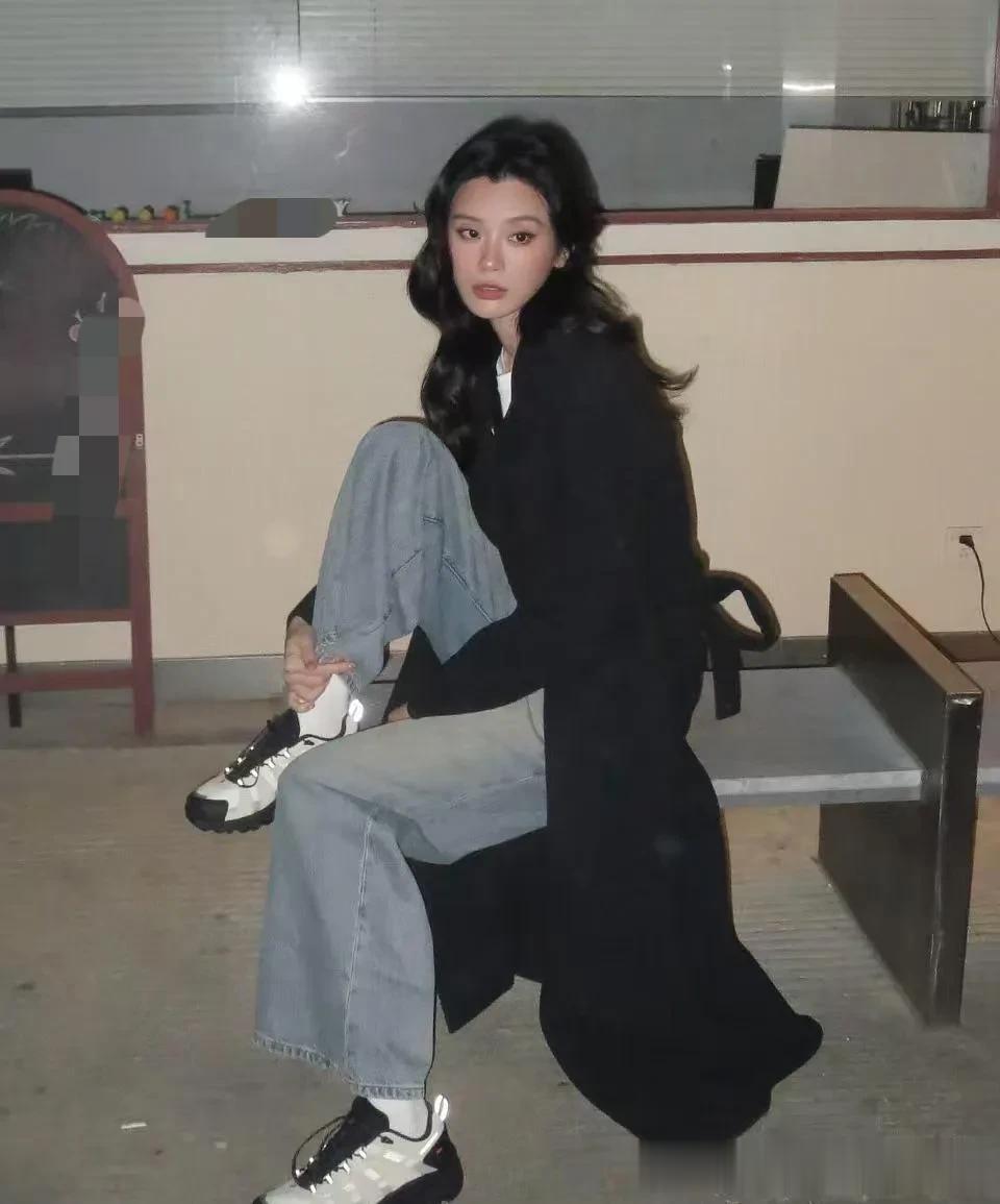 奚梦瑶的超模气质真是出挑！穿黑色大衣+T恤+牛仔裤，时髦又高级