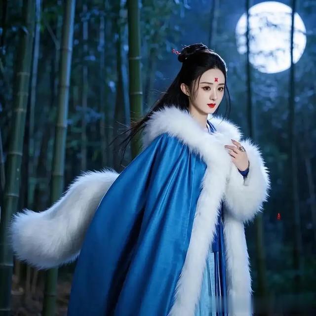 赵丽颖的苏妲己，穿着蓝色服饰，眼神犀利，不失高贵！