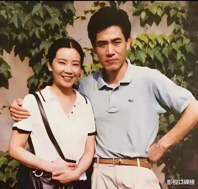 陈宝国夫妇在西湖被偶遇，69岁赵奎娥素颜法令纹明显，气质很优雅