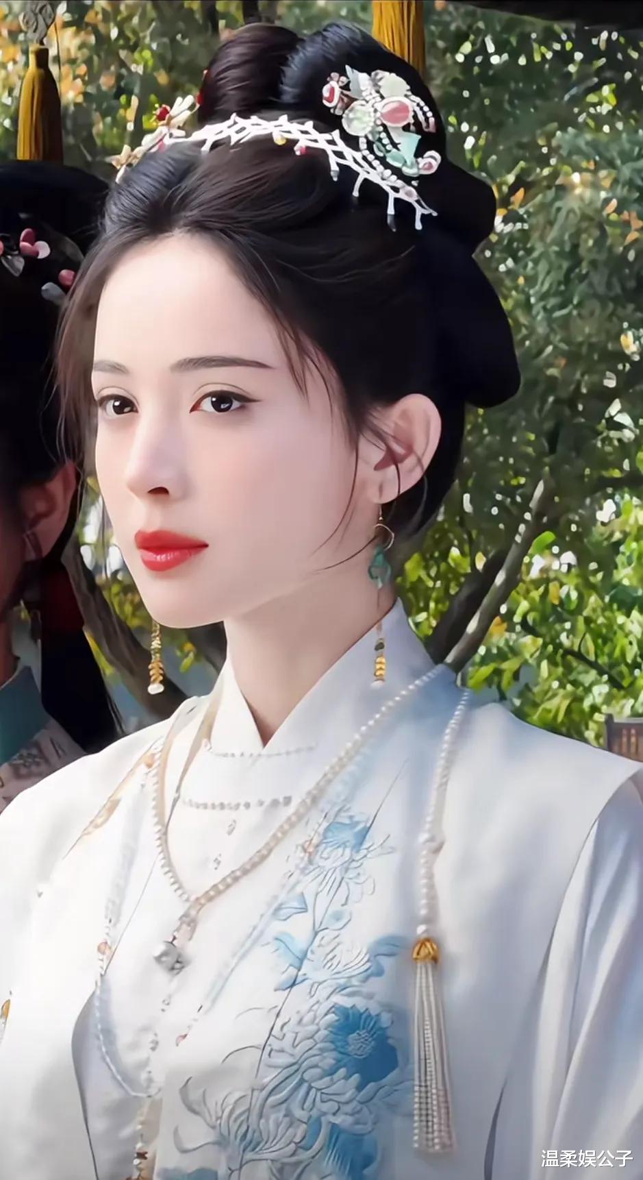 偶然刷到古力娜扎和程潇的新剧路透，才懂：绝色和漂亮的区别