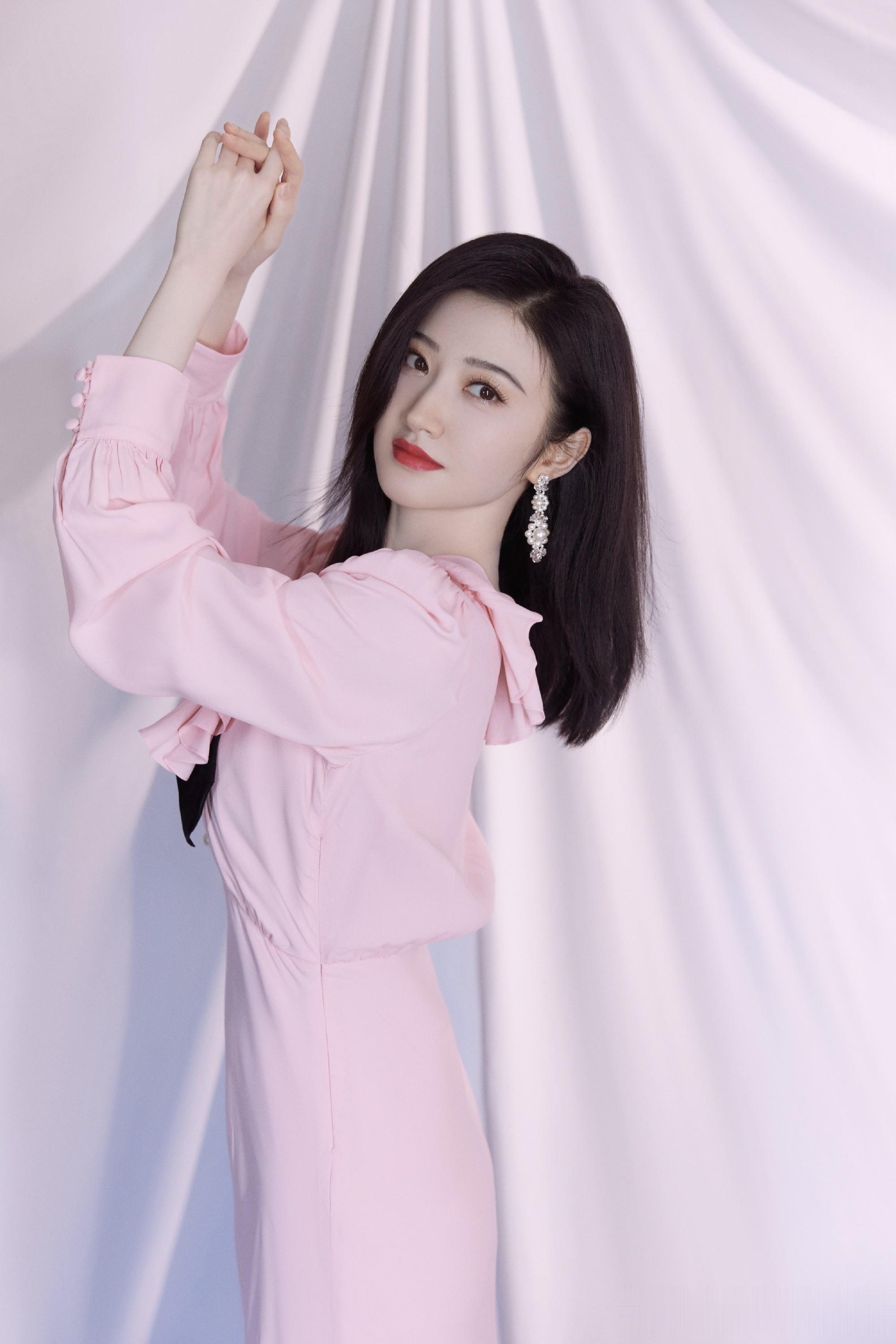 景甜粉裙缀黑蝴蝶结，柔雅灵动展娇俏气质