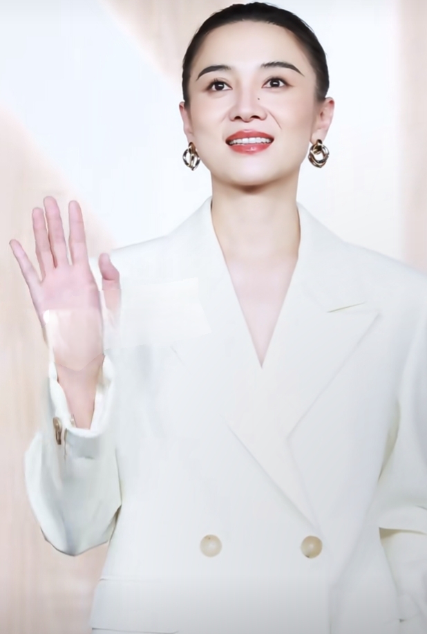 宋佳活动造型，白色西装套装干练吸睛，利落盘发衬出优雅气质