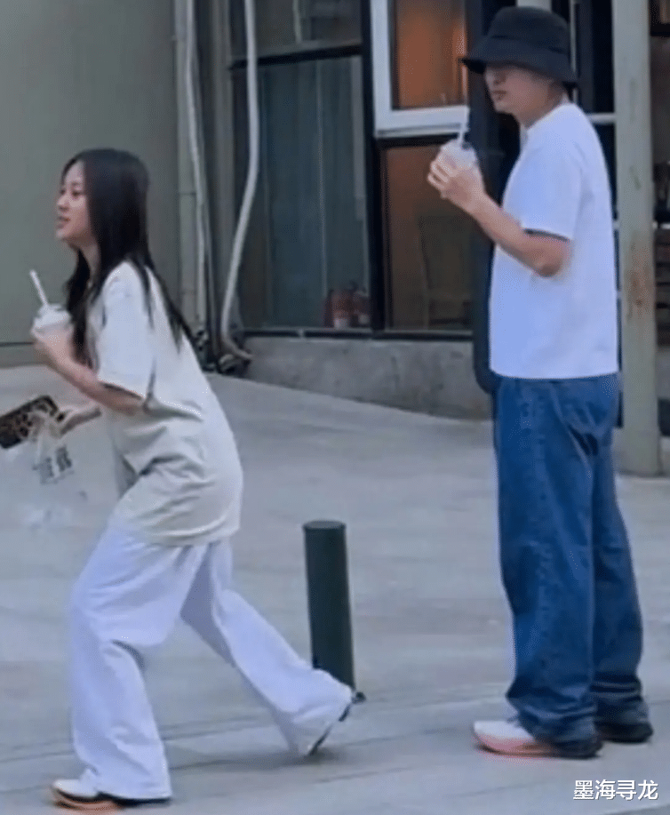 李小璐贾乃亮复合并非无望，五一带甜馨出游，霍思燕一家陪同