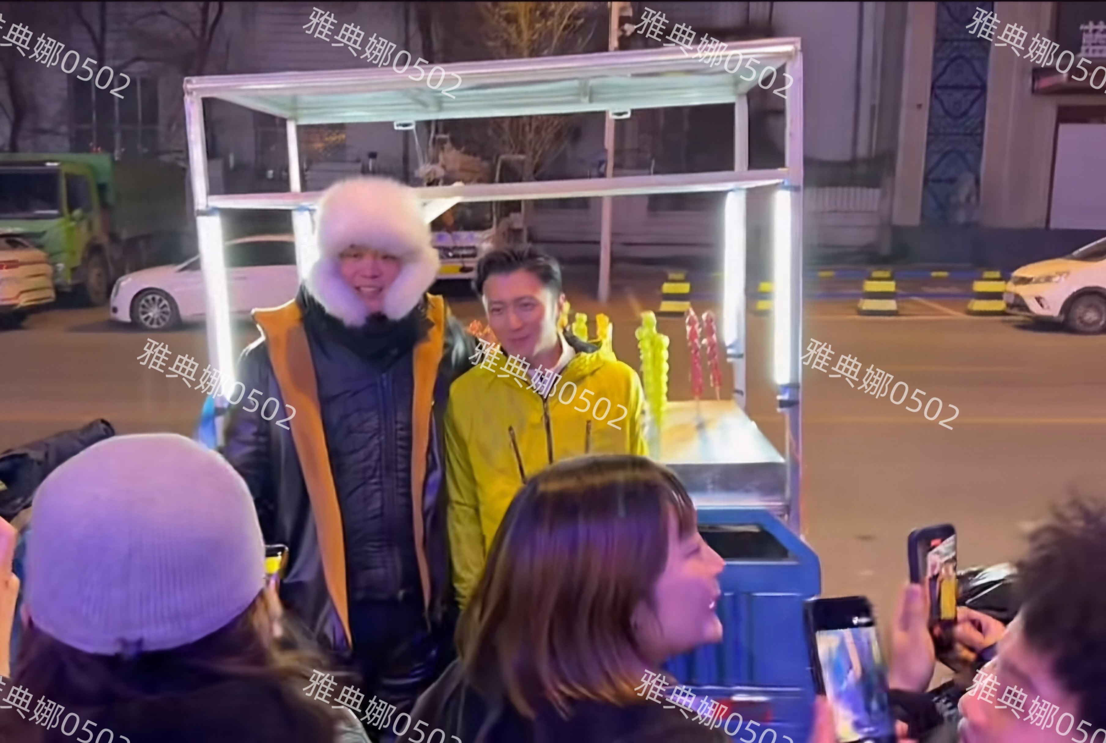 原来谢霆锋也是南方小土豆在哈尔滨跟卖糖葫芦大哥合影的他好娇小