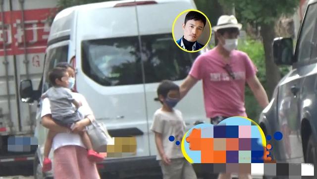 50岁耿乐带娃现身阿那亚，圈外老婆出镜气质好，两人疑似有了三胎